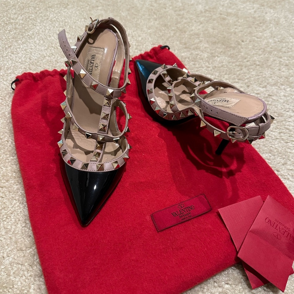 Valentino rockstars sling back heels. Black and nude